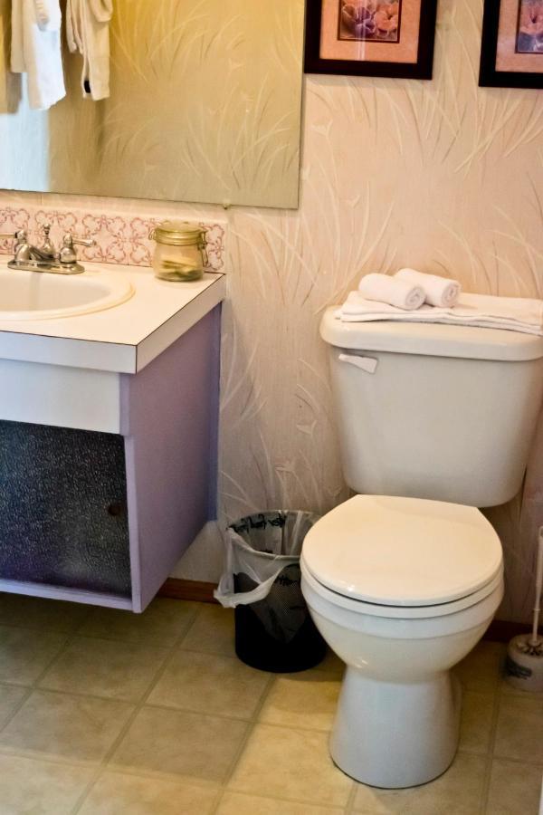 The Dewberry Homestay B&B Edmonton Ngoại thất bức ảnh